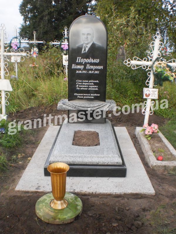 Памятник с надгробной плитой установлен в Чернигове